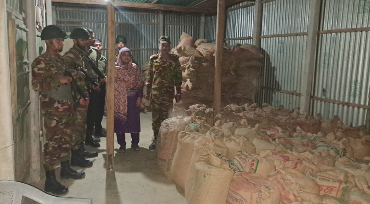 শিক্ষকের বাড়িতে মিলল সাড়ে
৫ হাজার কেজি সরকারি চাল